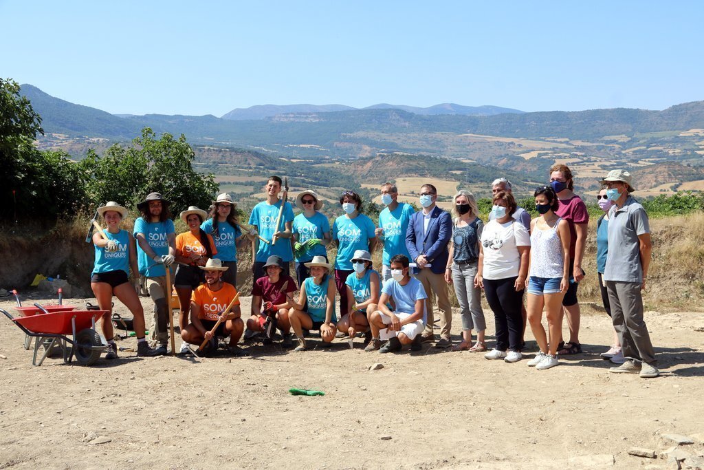 Pla general dels joves que han participat al Camp de Treball Internacional d'Isona i les autoritats que els han visitat. Imatge del 30 de juliol del 2021. (Horitzontal)