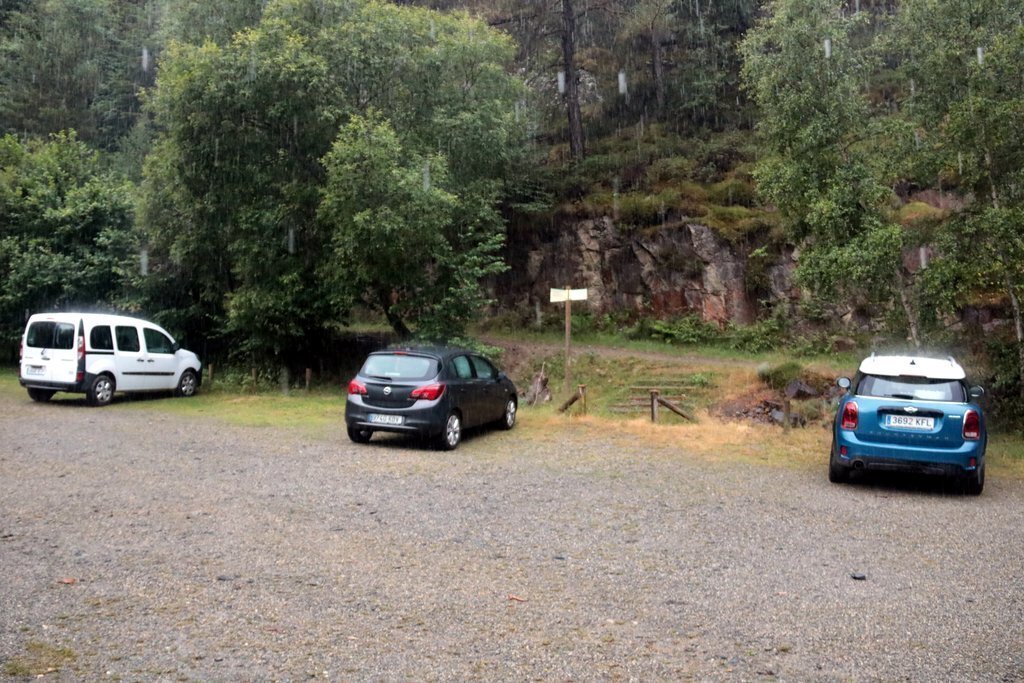 Pla obert de l'aparcament de la zona de la Farga, en l'accés a la Pica d'Estats, i de tres vehicles estacionats, el 31 de juliol del 2021. (Horitzontal)