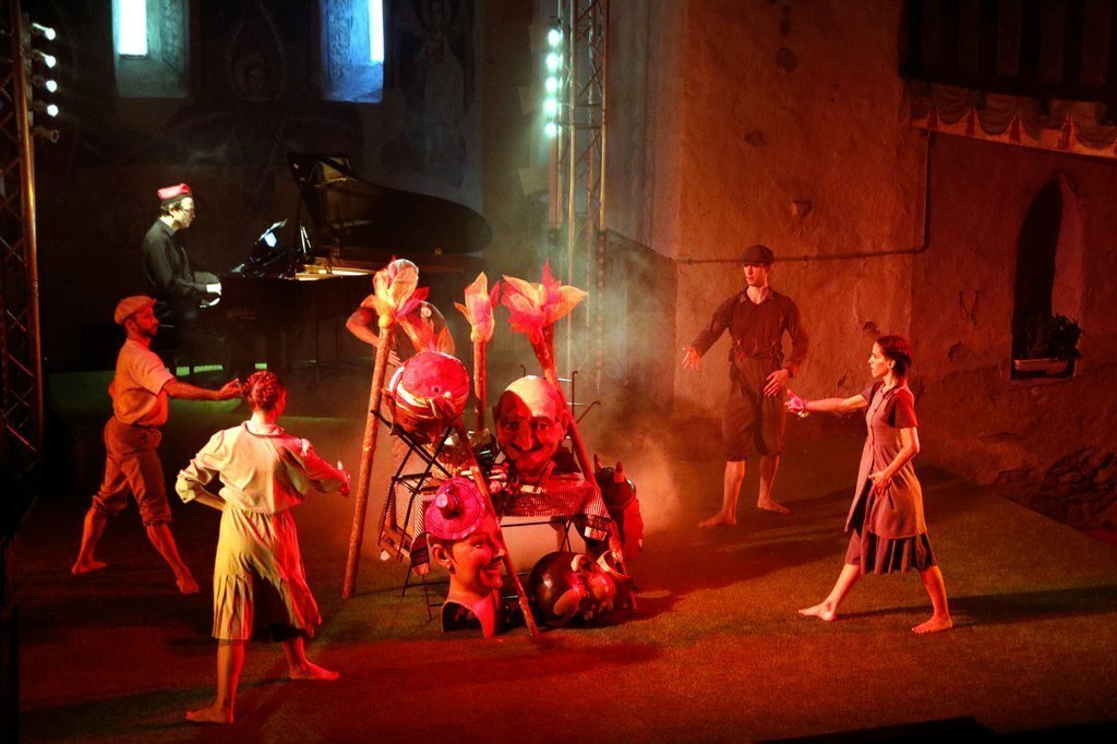 Pla general del ballet 'Els focs de Sant Joan' en el marc del Dansàneu el 29 de juliol de 2021 i interpretat per La companyia de Ballet Contemporani de Catalunya. (Horitzontal)