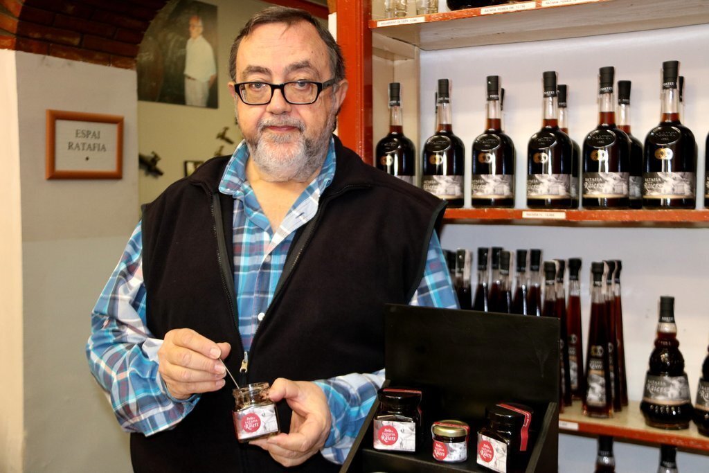 Pla mitjà d'Àngel Portet, responsable de la firma Licors Portet, amb un pot de perles de ratafia a la mà. Imatge del 9 de novembre del 2018. (horitzontal)