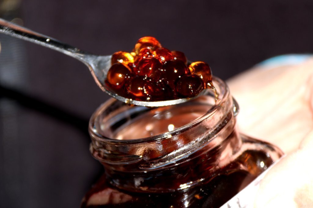 Primer pla d'una cullera plena de perles de ratafia. Imatge del 9 de novembre del 2018. (horitzontal)