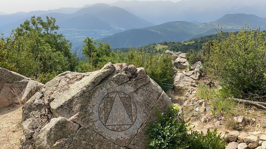 Pla obert on es veu en primer terme una de les escultures de Kliment Olm i el paisatge que hi ha al fons. Imatge de l'11 d'agost de 2021. (Horitzontal)