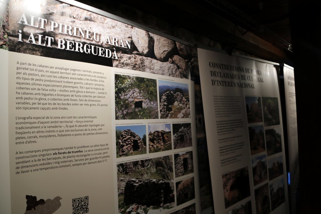 Pla de detall d'un plafó de la mostra de pedra seca. Imatge del 17 d'agost del 2021. (Horitzontal)