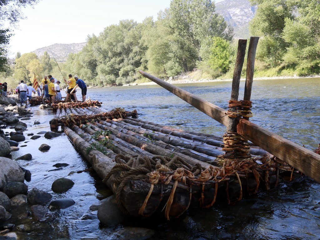 Pla general d'un dels rais que han baixat pel riu Segre en la 32a baixada de raiers de Coll de Nargó, el 21 d'agost de 2021. (Horitzontal)