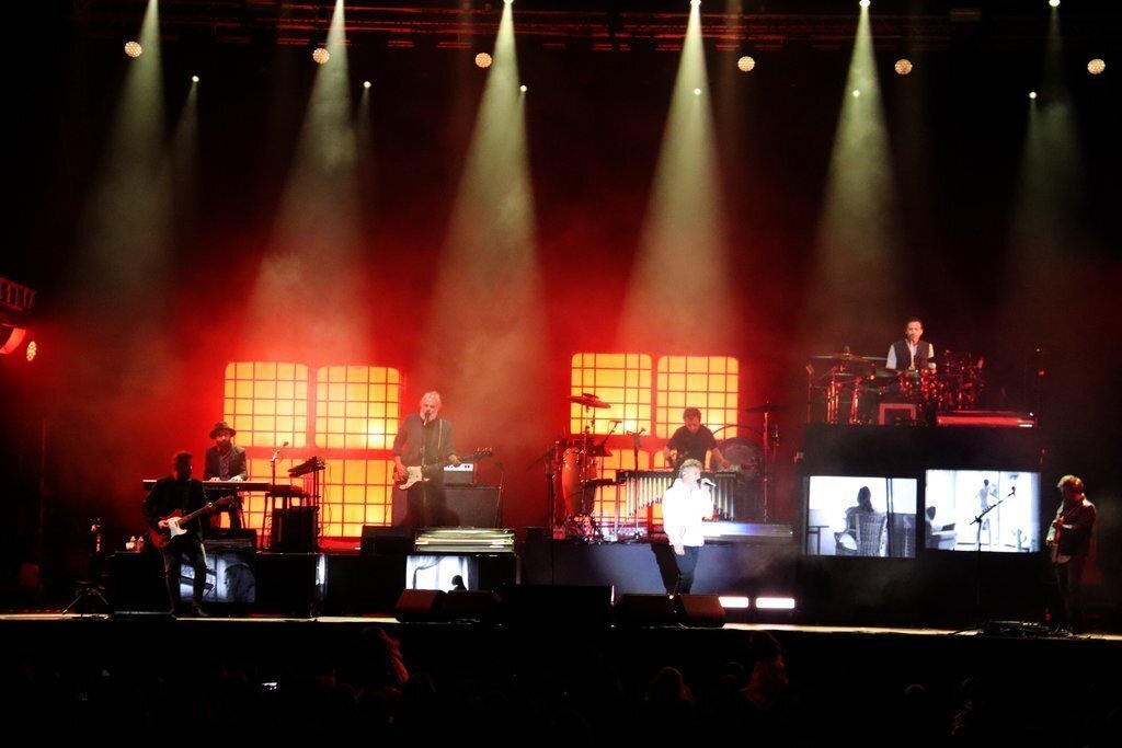 Pla obert de l'actuació de Love of Lesbian a la zona de l'auditori del Cerdanya Music Festival, en un espai natural d'Alp (Cerdanya). Imatge del 23 d'agost de 2021. (Horitzontal)