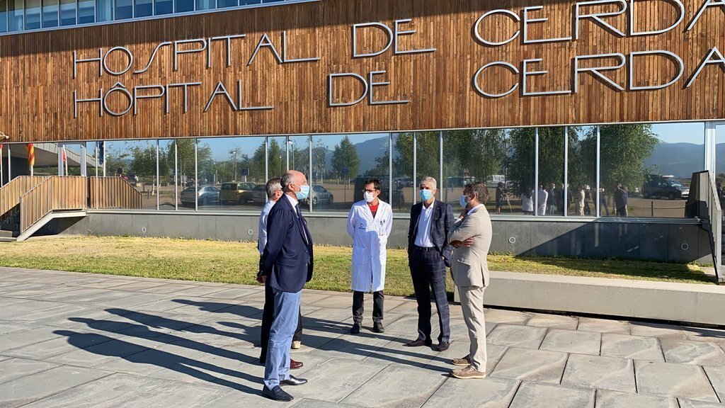 Pla obert del conseller de Salut, Josep Maria Argimon, a l'exterior de l'Hospital de Cerdanya amb directius del centre. Imatge del 27 d'agost de 2021. (Horitzontal)