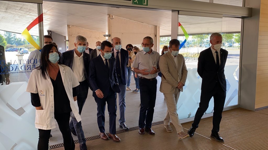 Pla sencer del president de la Generalitat, Pere Aragonès, i el conseller de Salut, Josep Maria Argimon, entrant a l'Hospital de Cerdanya amb directius del centre i l'alcalde de Puigcerdà, Albert Piñeira. Imatge del 27 d'agost de 2021. (Horitzontal)