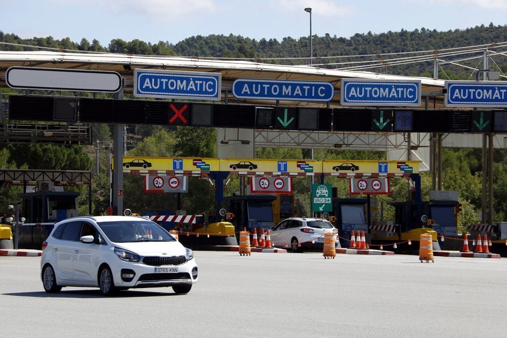 Pla general del peatge central de l'autopista C-16 a l'alçada de Sant Vicenç de Castellet, aquest migdia. Imatge del 2 de setembre de 2019 (Horitzontal).
