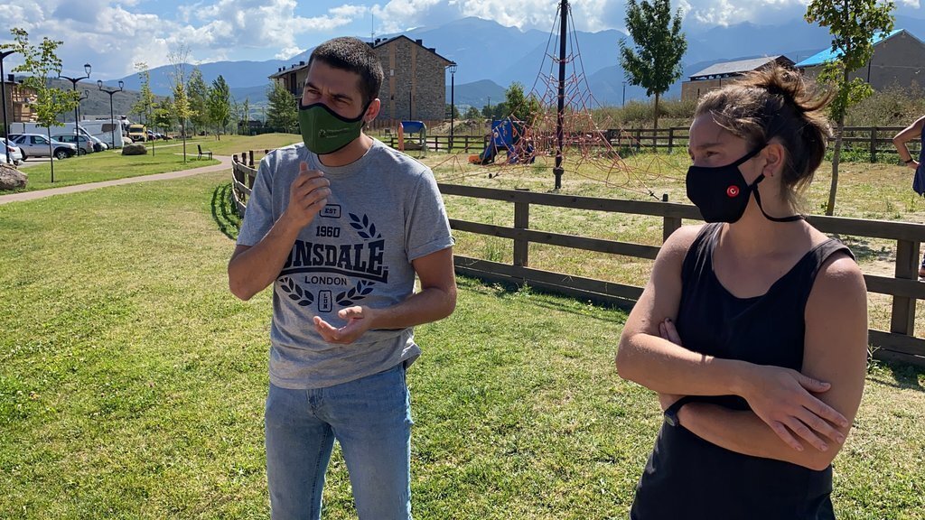 Pla americà de dos portaveus de la Plataforma Stop JJOO, Helena Guillén i Bernat Lavaquiol, presentant l'entitat a Bellver de Cerdanya. Imatge del 30 d'agost de 2021. (Horitzontal)