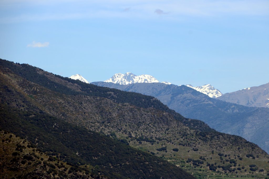 Panoràmica amb la Pica d'Estats al fons, encara amb neu. Imatge del 7 de maig del 2020. (horitzontal)