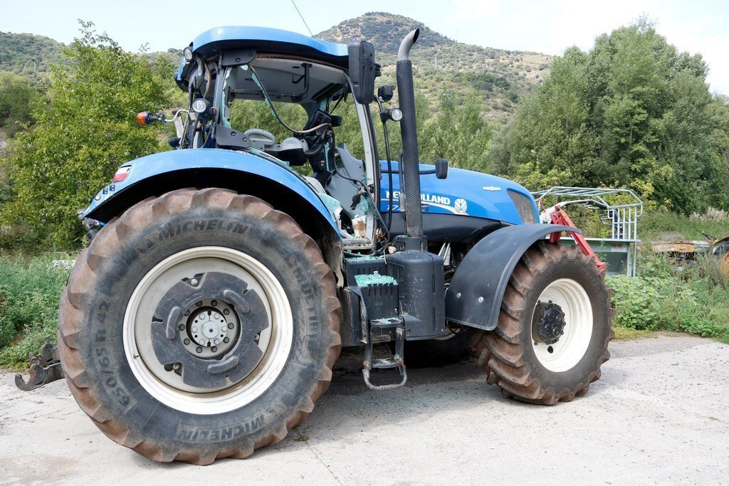 Pla general d'un tractor amb tots els vidres trencats. Imatge del 13 de setembre del 2021. (Horitzontal)