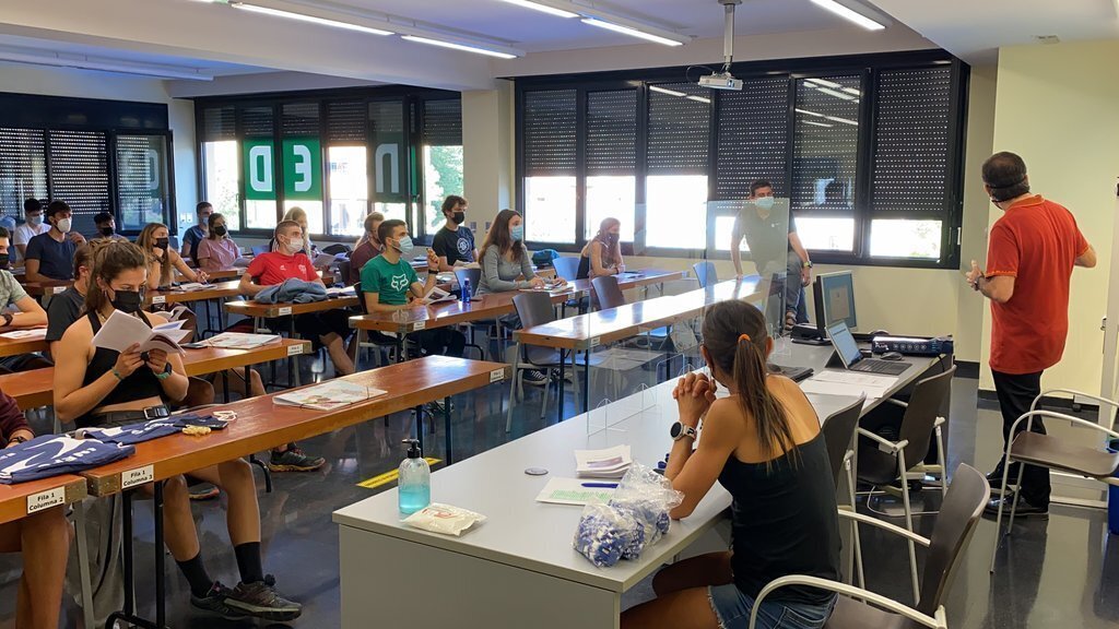 Pla obert d'una part dels alumnes de primer curs del nou INEFC Pirineus, a l'Aula Magna del Centre Cultural Les Monges de la Seu d'Urgell escoltant als professors durant les xerrades d'acollida. Imatge del 14 de setembre de 2021. (Horitzontal).