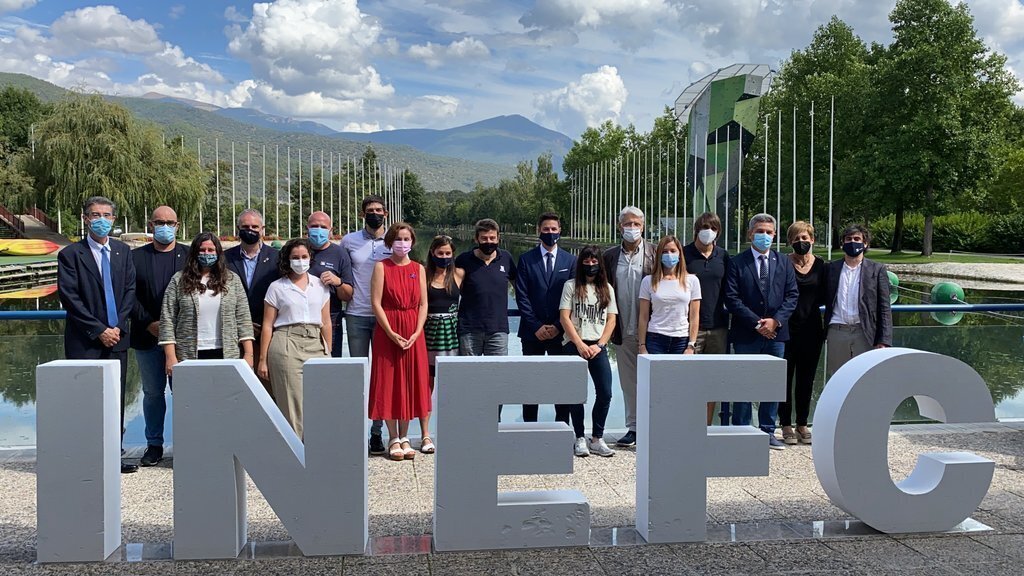 Pla general de la secretària general de l'Esport, Anna Caula, acompanyada de representants d'institucions que han fet possible l'INEFC Pirineus i els professors del nou centre al Parc del Segre de la Seu d'Urgell, el 15 de setembre de 2021. (Horitzontal).