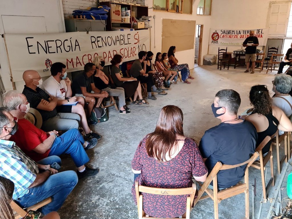 Pla general de l'assemblea de la Plataforma contra l'Autopista Elèctrica del Pallars. Imatge del 15 de setembre del 2021. (Horitzontal)