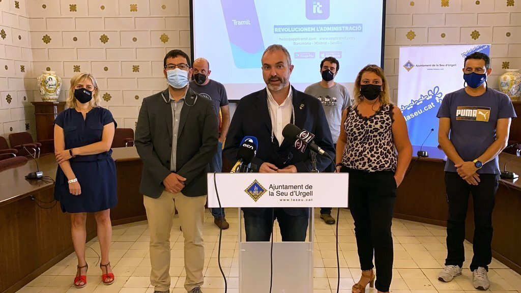 Pla obert de l'alcalde de la Seu d'Urgell, Jordi Fàbrega, presentant la nova aplicació de mòbil per fer tràmits municipals amb el vicealcalde, Francesc Viaplana, i la consellera delegada de Tramit, Judith Bayés, el 16 de setembre de 2021. (Horitzontal)