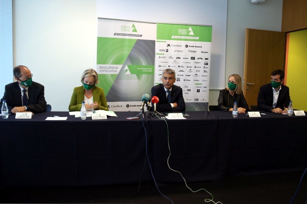 Pla mitjà del president de la Trobada Empresarial al Pirineu, Vicenç Voltes, amb altres membres de l'entitat, el 23 de setembre a la Llotja de Lleida. (Horitzontal)