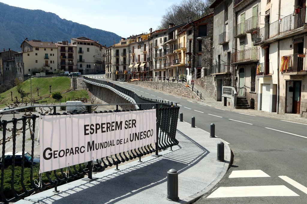 Imatge d'una pancarta on s'hi pot llegir ''Esperem ser Geoparc Mundial de la Unesco'' a la localitat de Gerri de la Sal. Imatge del 10 d'abril del 2018. (horitzontal)