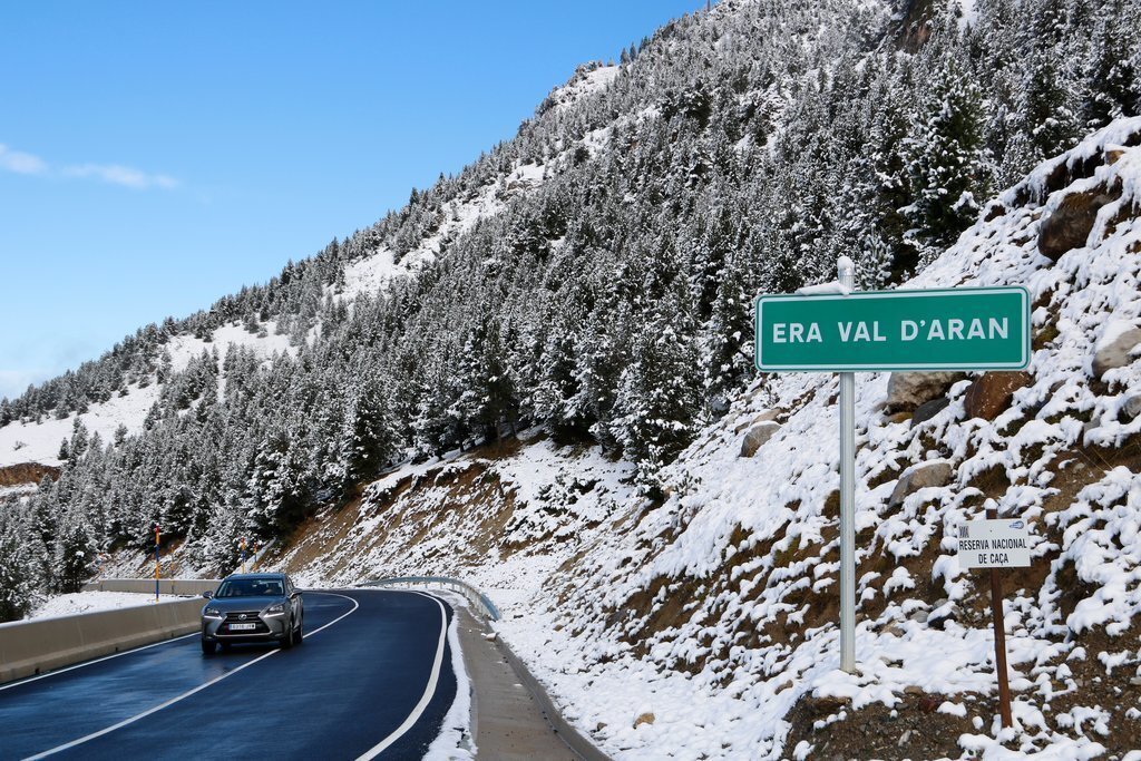 Pla general de la C-28 amb el paisatge nevat i el rètol indicant la Val d'Aran. Imatge del 4 d'octubre del 2021. (Horitzontal)