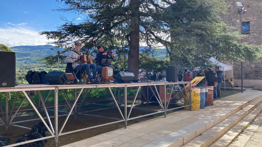 Pla obert d'un grup de música tradicional actuant al Parc del Cadí de la Seu d'Urgell en el marc de la trobada del col·lectiu de Cuineres i Cuiners Slow Food Km0. Imatge del 4 d'octubre de 2021. (Horitzontal)