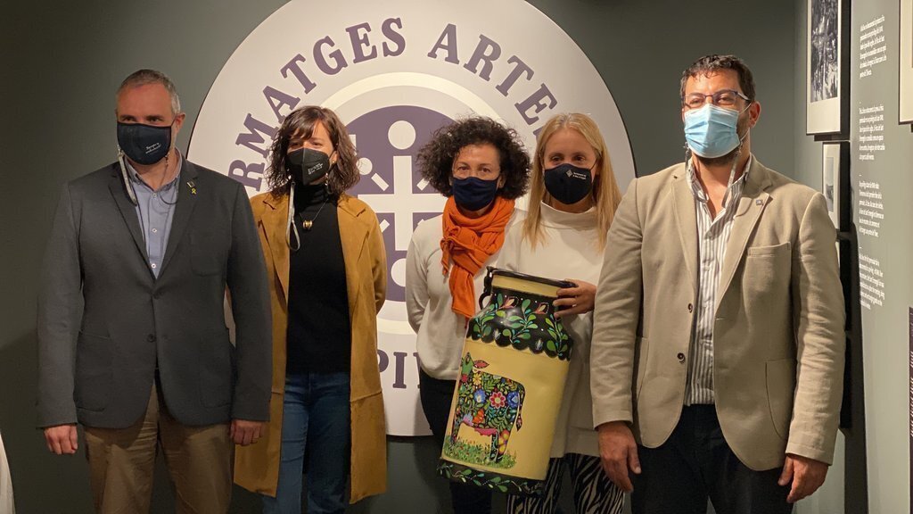 Pla mitjà de l'alcalde de La Seu, Francesc Viaplana, amb la tinenta d'alcalde de Promoció de la ciutat, Mireia Font, i el vicealcalde, Jordi Fàbrega, entre altres, presentant la Fira de Formatges Artesans del Pirineu, el 5 d'octubre de 2021. (Horitzontal)