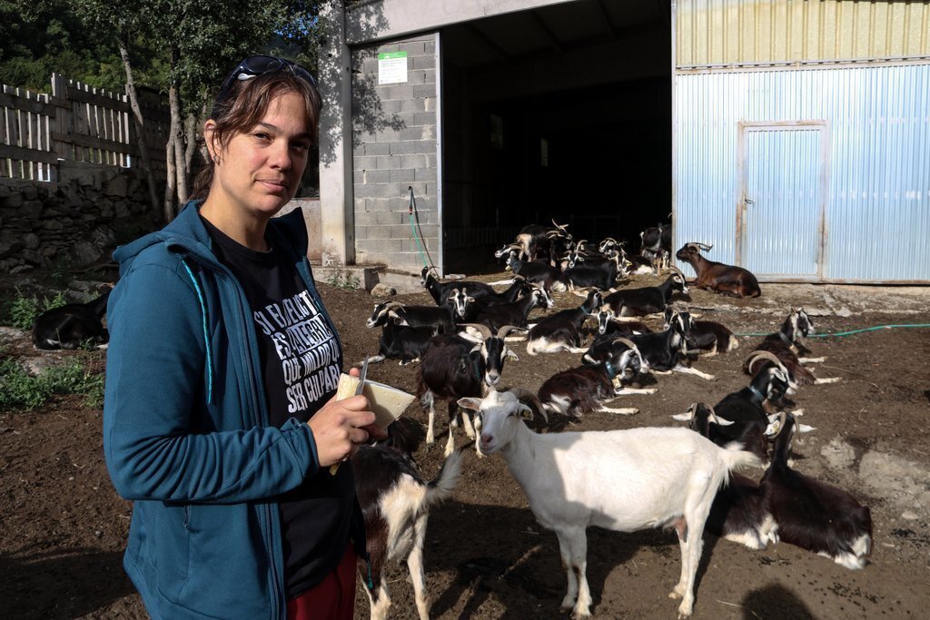 Pla mig de la Mònica Balaguer, pastora i formatgera a la granja on guarda el seu ramat de cabres. Imatge del 5 d'octubre del 2021. (Horitzontal)