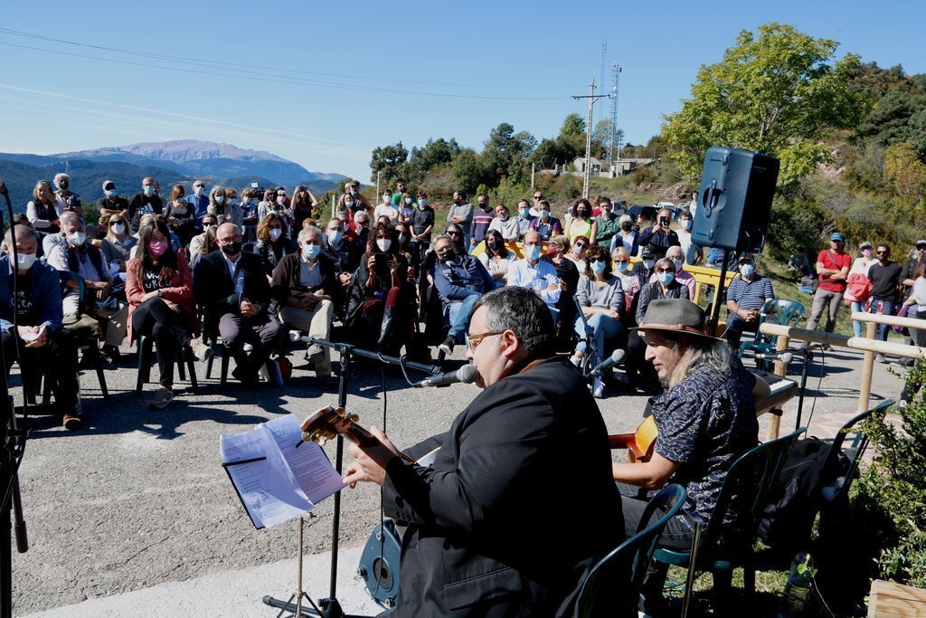 Pla general d'un moment de l'acte d'homenatge a Pau Donès a Montanuy l'11 d'octubre del 2021. Micky Forteza, productor de Jarabe de Palo i Domenico Sabia, cirugià d'Oncologia del Moisés Broggi interpretant una cançó de Donés. (Horitzontal)