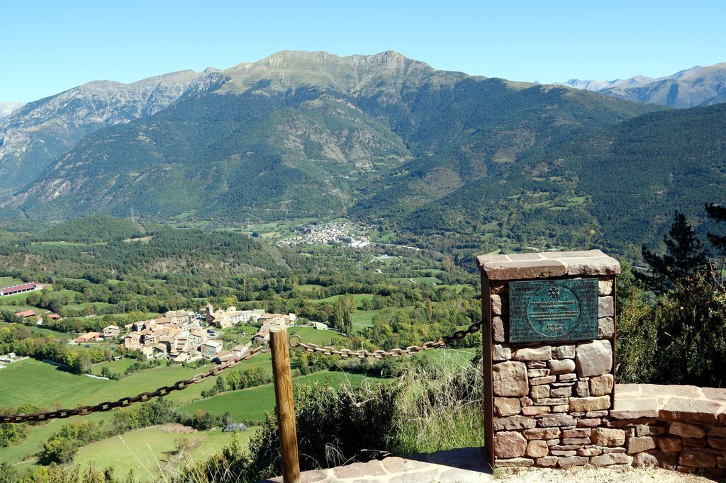Pla general de la placa commemorativa que el personal sanitari ha instal·lat al mirador de Montanuy en record i agraïment a Pau Donés. Imatge de l'11 d'octubre del 2021. (Horitzontal)