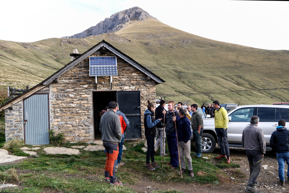 Pla general de la cabana del vaquer de Llessui on s'han reunit els ramaders per anar a recollir els animals el 6 d'octubre del 2021. (Horitzontal)