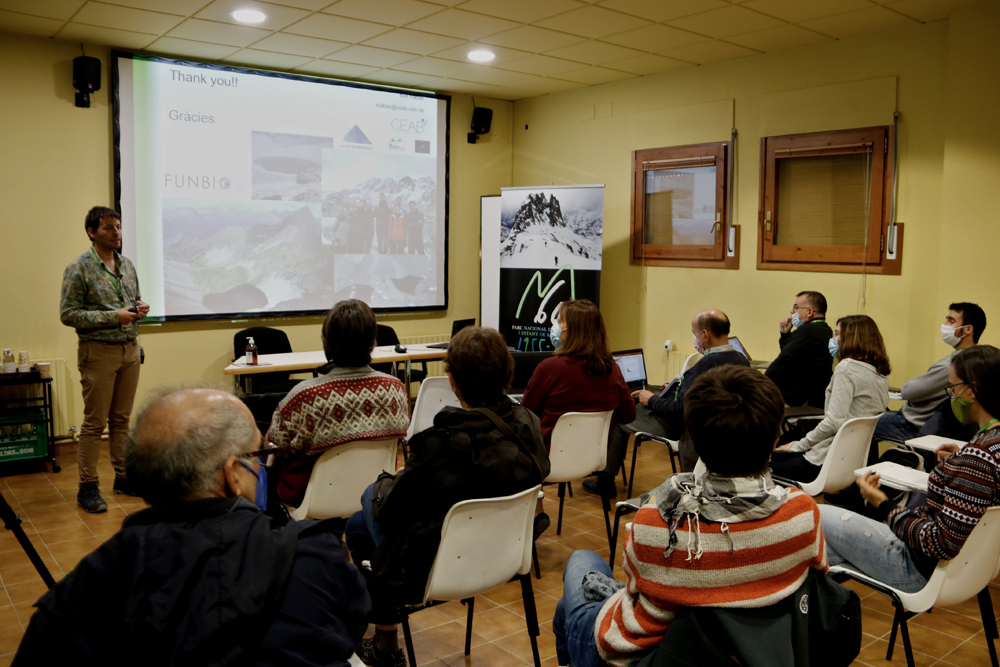 Pla general de la Jornada de recerca que s'està desenvolupant al Parc Nacional d'Aigüestortes. Imatge del 13 d'octubre del 2021. (Horitzontal)