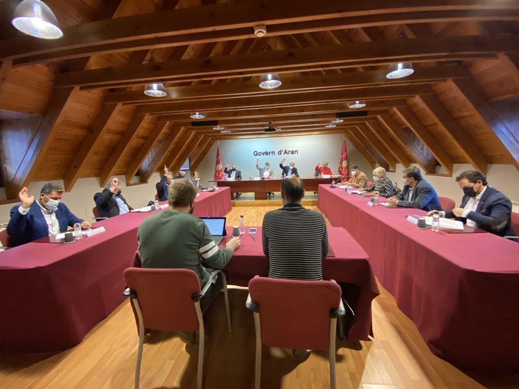 Pla obert de la sessió extraordinària del Ple del Conselh Generau d'Aran d'aquest dijous, presidida per la síndica d'Aran, Maria Vergés. Imatge del 14 d'octubre de 2021. (Horitzontal)