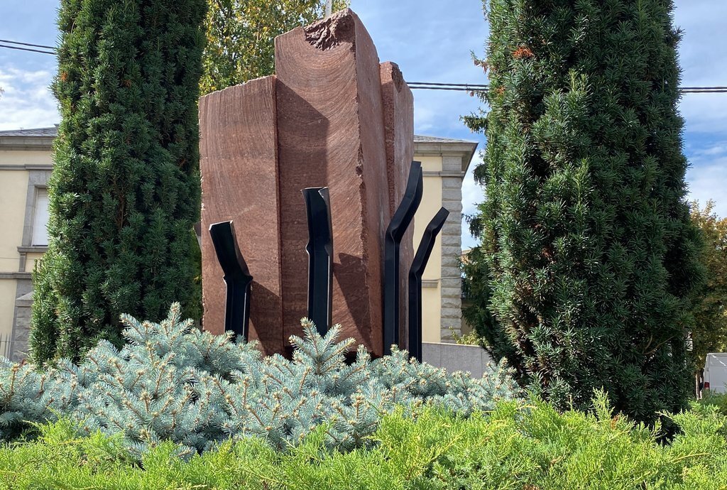 Pla curt de l'escultura instal·lada a la rotonda de la plaça de les Monges de la Seu d'Urgell en homenatge al president Companys. Imatge del 15 d'octubre de 2021. (Horitzontal)