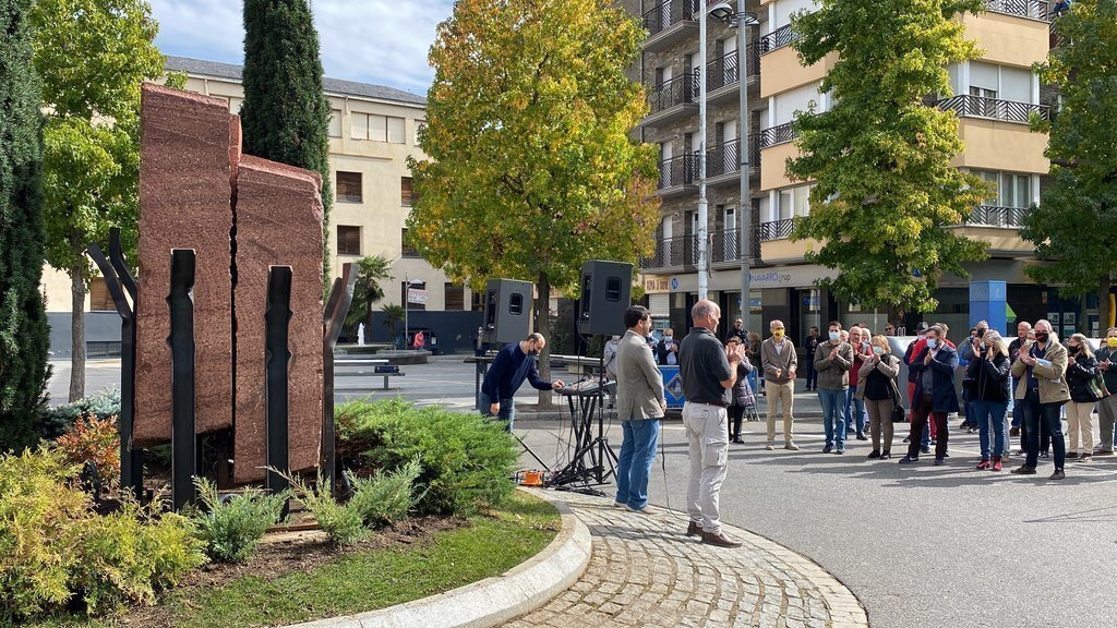 Pla general on es veu l'escultura en homenatge al president Companys instal·lada a la Seu d'Urgell i part dels assistents a l'acte d'inauguració aplaudint després de cantar Els Segadors. Imatge del 15 d'octubre de 2021. (Horitzontal)