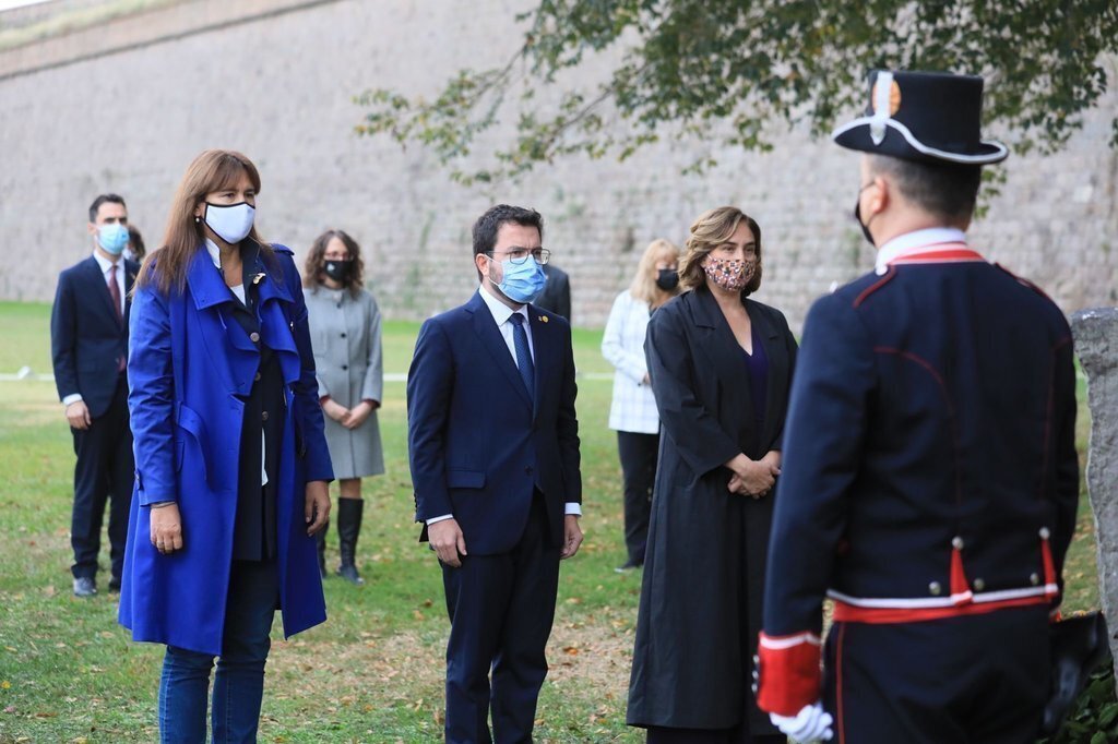 Pla general del president Pere Aragonès acompanyat de Laura Borràs i Ada Colau en l'ofrena  a Companys al castell de montjuïc el 15 d'octubre del 2021 (horitzontal)