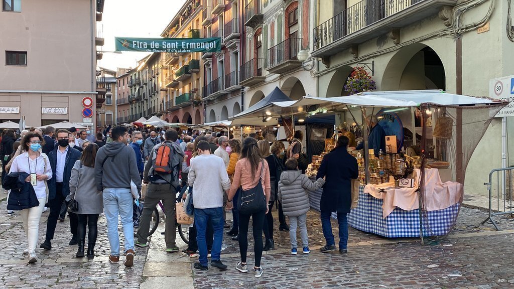 Pla obert del p√∫blic passejant pel carrer Major de la Seu d'Urgell on hi ha diverses parades de la Fira de Sant Ermengol. Imatge publicada el 17 d'octubre de 2021. (Horitzontal)