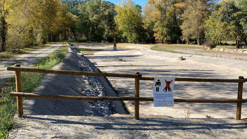 Pla obert d'una part de la platja fluvial d'Ogern, a Bassella (Alt Urgell), totalment buida. Imatge del 22 d'octubre de 2021. (Horitzontal)