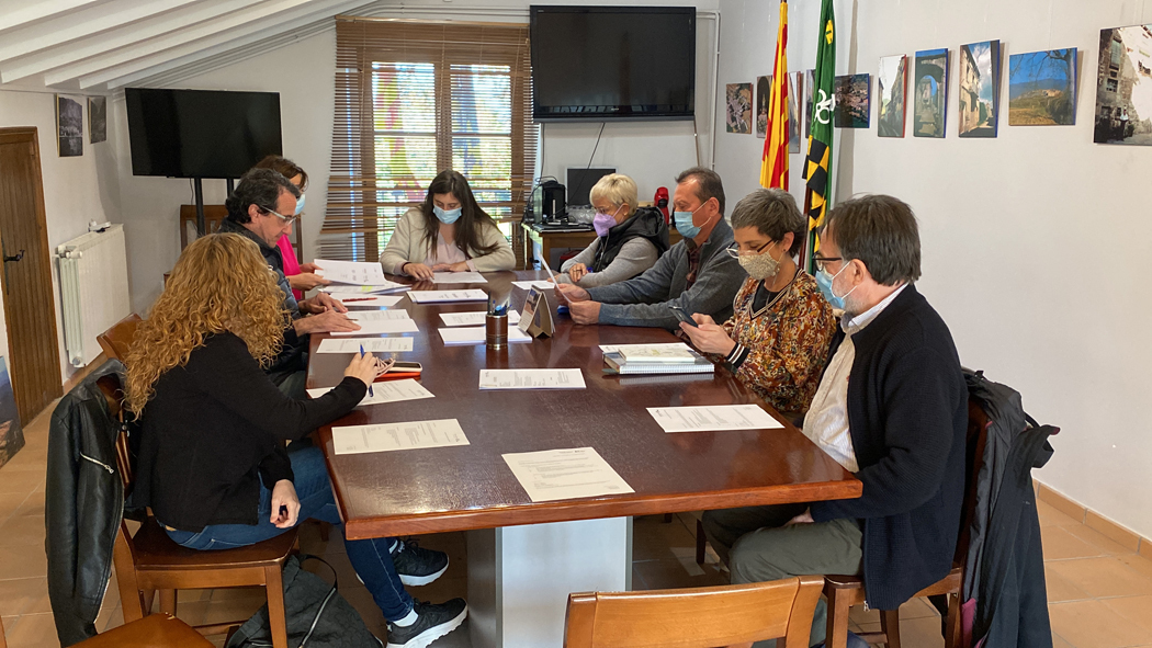 Pla obert de la presidenta del Consorci Segre Rialb i alcaldessa de Peramola, Gemma Orrit, amb altres representants de l'ens en una assemblea celebrada a Tiurana (Noguera). Imatge del 25 d'octubre de 2021. (Horitzontal)