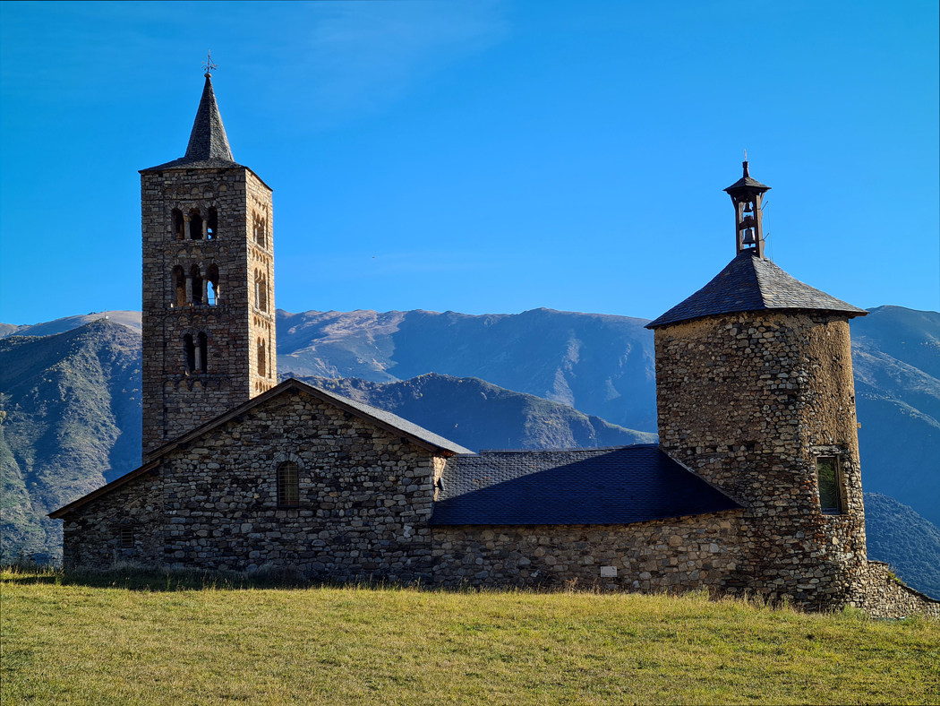 Pla general de l'església de Son, Sant Just i Pastor, al Pallars Sobirà, el 26 d'octubre del 2021. (Horitzontal)