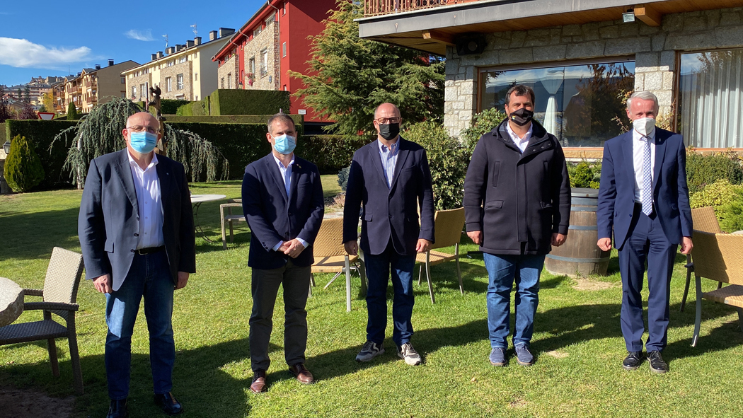 Pla obert del delegat Govern Alt Pirineu i Aran, Ricard Pérez, el gerent de la regió sanitària Alt Pirineu i Aran, Felip Benavent, el president d'Empresariat Cerdanya, Francesc Armengol, i altres autoritats. Imatge del 27 d'octubre de 2021. (Horitzontal)