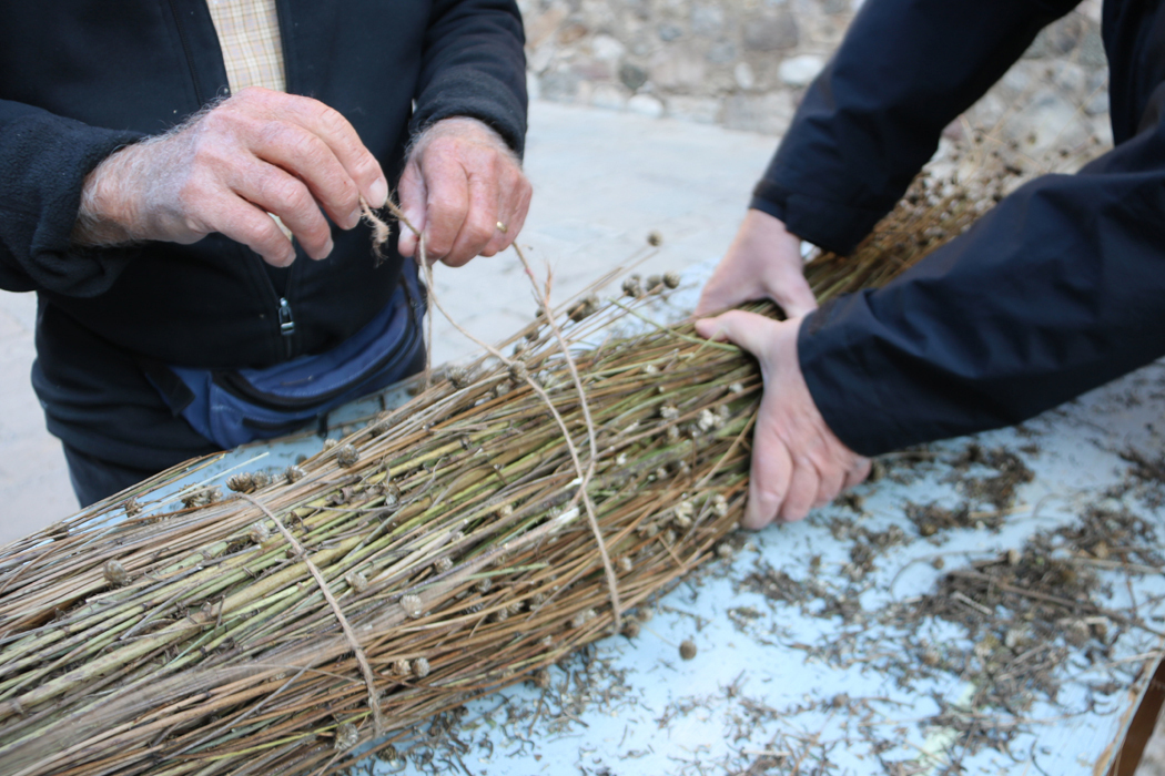 Pla detall de l'elaboraci√≥ d'una faia a Bag√†. Imatge del 28 d'octubre de 2021 (Horitzontal)