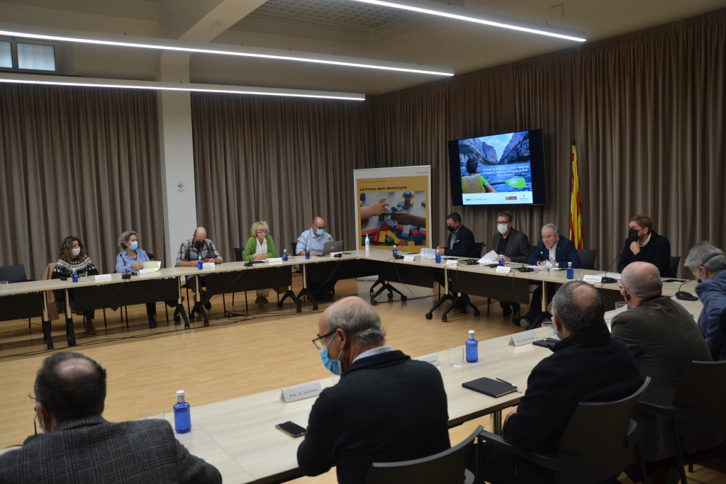 Pla obert on es pot veure un moment de la reunió de la Comissió de seguiment del congost de Mont-rebei, a la Diputació de Lleida, el 2 de novembre de 2021. (Horitzontal)