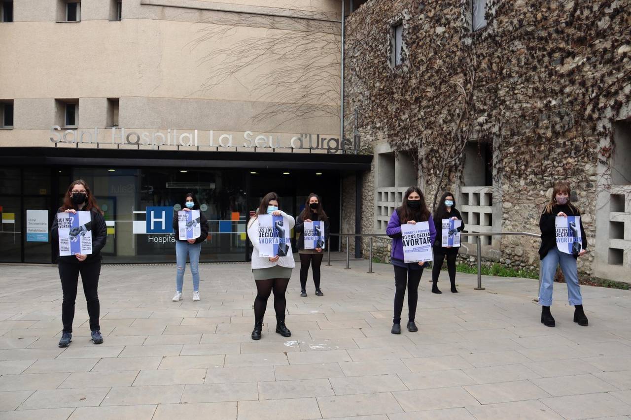 Pla general on es veuen diverses militants d'Arran presentant la seva campanya 'Les joves decidim, avortarem!' davant la Fundació Sant Hospital de la Seu d'Urgell on no es duu a terme aquesta pràctica. Imatge del 2 de març de 2021 (Horitzontal).