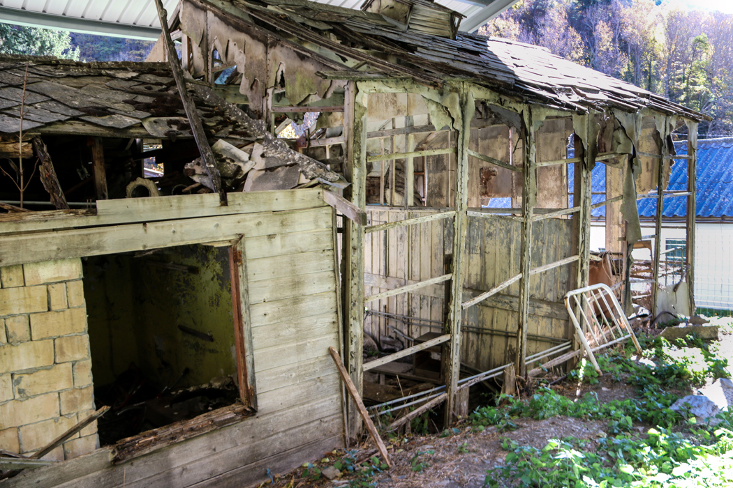 Exterior d'una de les ales de l'Hospital de Cartró de la Vall Fosca. Imatge del 9 de novembre del 2021. (Horitzontal)