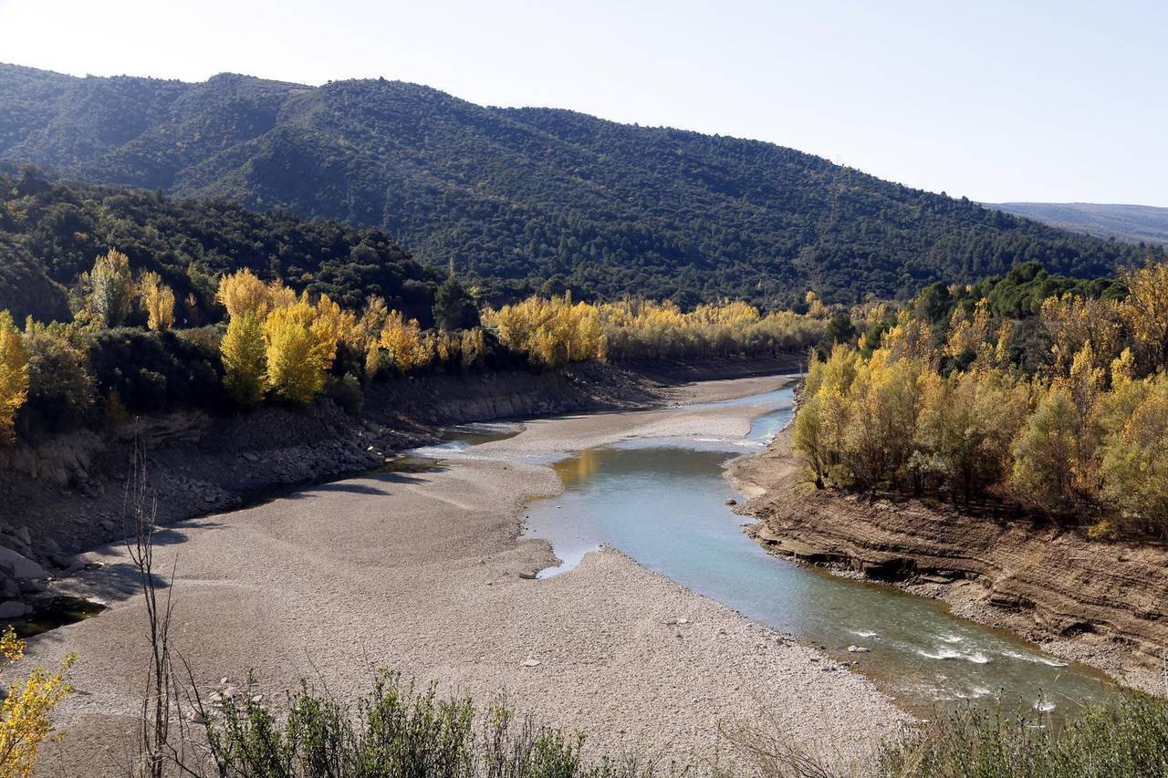 Pla obert on es pot veure el curs del Noguera Ribagorçana la cua de l'embassament de Camarasa, el 9 de novembre de 2021. (Horitzontal)