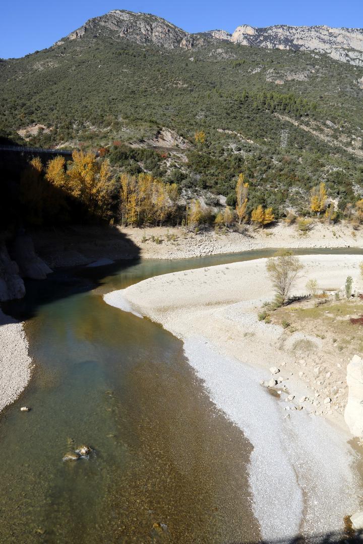 Pla obert on es pot veure el curs del Noguera Ribagorçana la cua de l'embassament de Camarasa, el 9 de novembre de 2021. (Vertical)