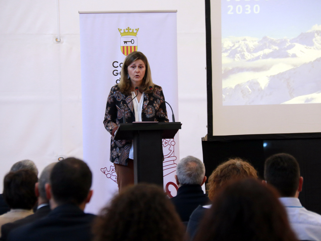 Pla obert de la síndica d'Aran, Maria Vergés, durant la conferència a favor dels Jocs d'Hivern 2030 que s'ha fet al Palau d'Esports de Vielha, el 13 de novembre de 2021. (Horitzontal)