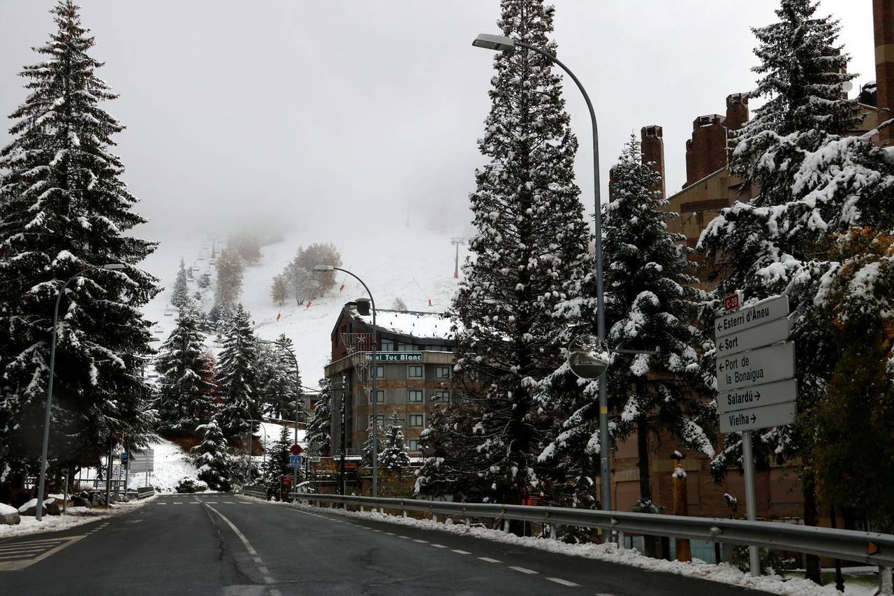 Pla general de la C-28 al seu pas per Baqueira, a la Val d'Aran. Es veuen els arbres plens de neu. Imatge del 15 de novembre del 2021. (Horitzontal)