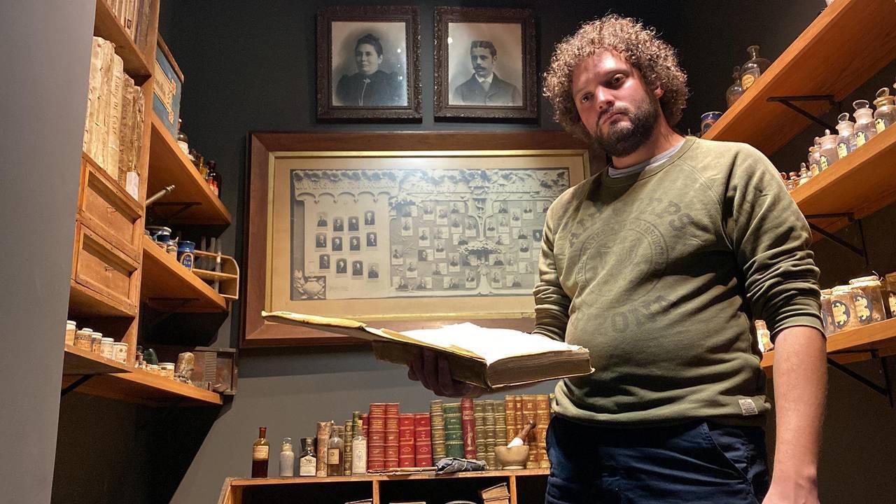 Pla americ√† del director del Museu de Ll√≠via, Gerard Cunill, mirant un dels volums del fons bibliogr√†fic de l'antiga farm√†cia Esteva a les instal¬∑lacions de l'equipament. Imatge del 16 de novembre de 2021. (Horitzontal)