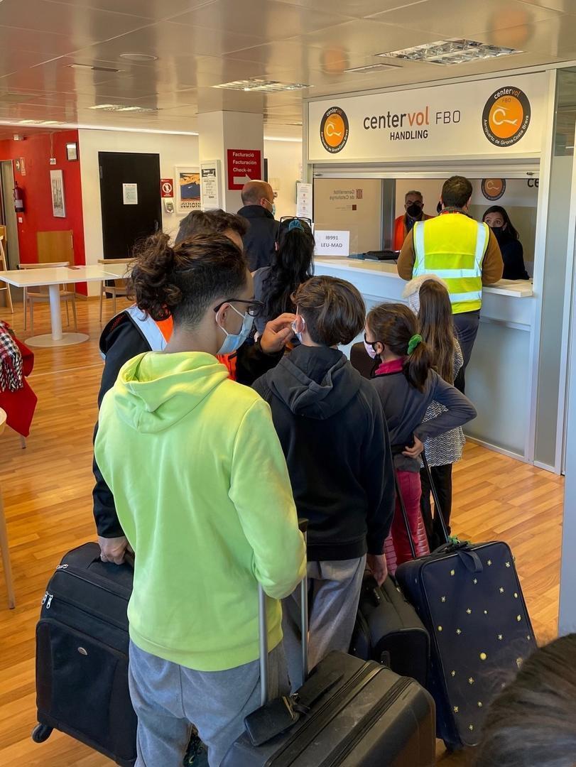 Pla americà on es veuen alguns passatgers que han participat en un simulacre de seguretat a l'aeroport d'Andorra - La Seu fent cua per poder facturar l'equipatge. Imatge del 18 de novembre de 2021. (Vertical)