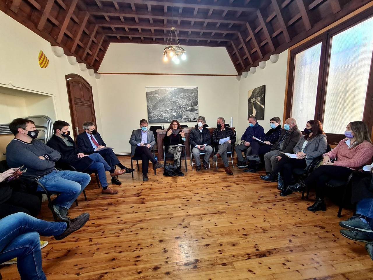 Pla general de la consellera de la Presidència, Laura Vilagrà, reunida amb els alcaldes del Pallars Sobirà, a Tírvia, el 19 de novembre del 2021. (Horitzontal)