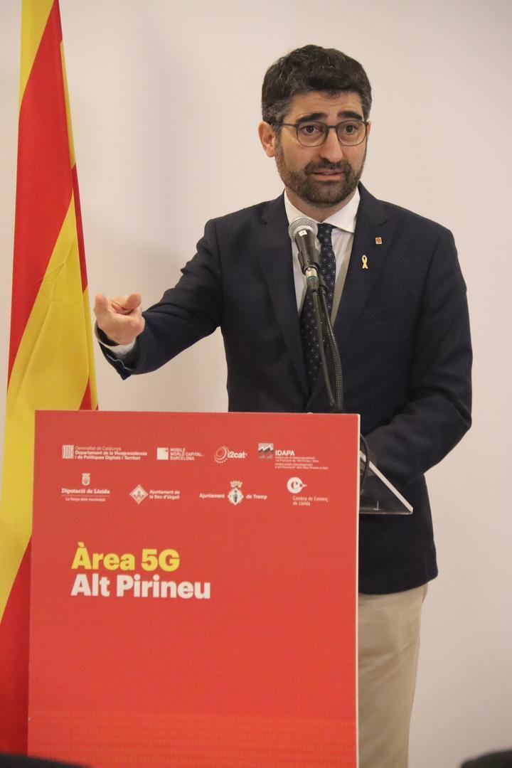 Pla mitjà llarg del vicepresident del Govern i conseller de Polítiques Digitals i Territori, Jordi Puigneró, durant la presentació de l'Àrea 5G Alt Pirineu a Organyà, el 24 de novembre del 2021. (Vertical)